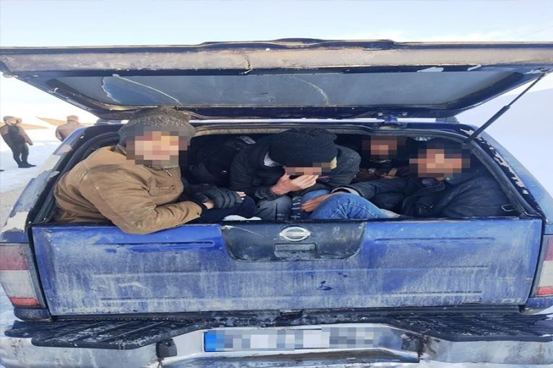 Van’da polisten kaçan kamyonette 18 kaçak göçmen çıktı