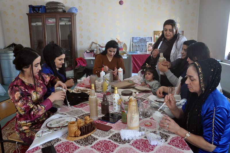 Atık malzemeler hediyelik eşyaya dönüşüyor