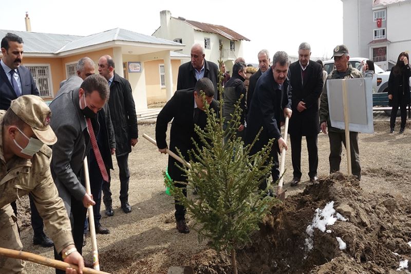 Erciş’te fidan dikimi