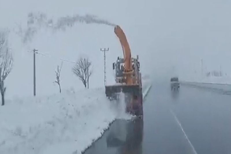 Karayolları ekiplerinin kar mesaisi