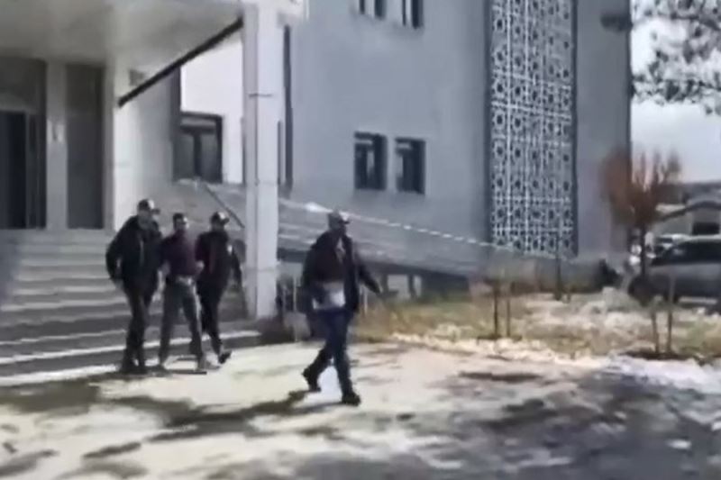 Van’da birçok suçtan aranan şahıs, saklandığı bazanın altına yakalandı