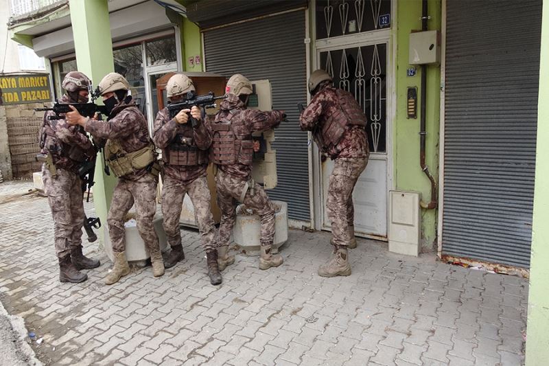 Van’da kullanılmayan iş yerinde 30 kaçak göçmen yakalandı