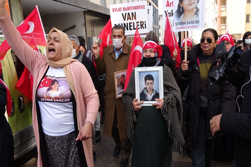 Vanlı anne “Teslim olan her evlat bizi umutlandırıyor”