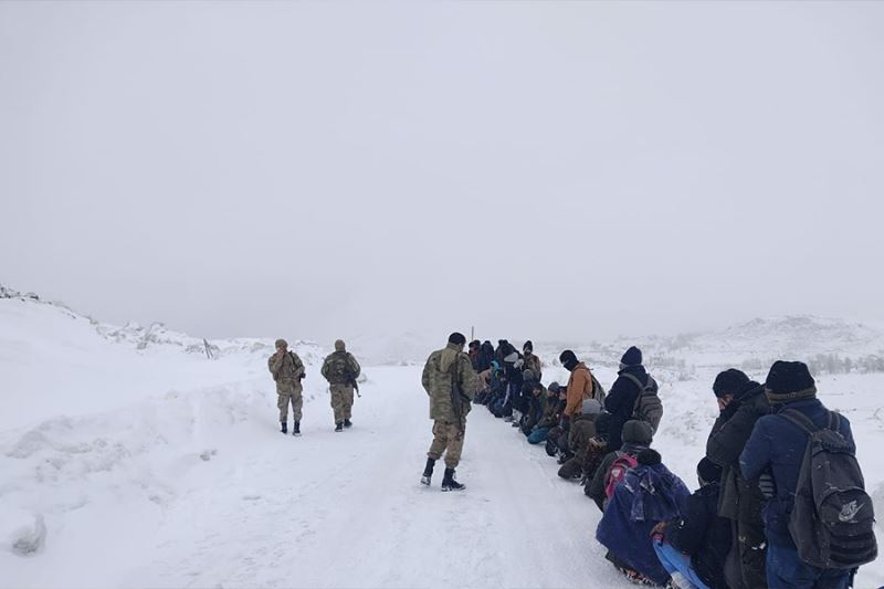 ‘Dur’ ihtarına uymayan minibüslerde 125 göçmen yakalandı