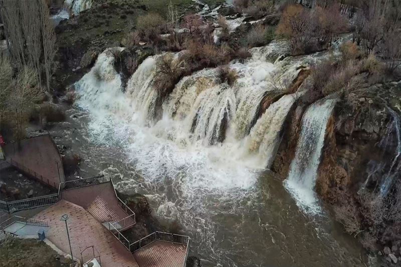 Havaların ısınmasıyla birlikte Muradiye Şelalesi coştu