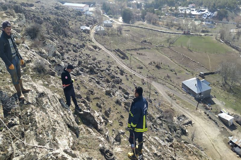 Kayalıklarda mahsur kalan keçi kurtarıldı
