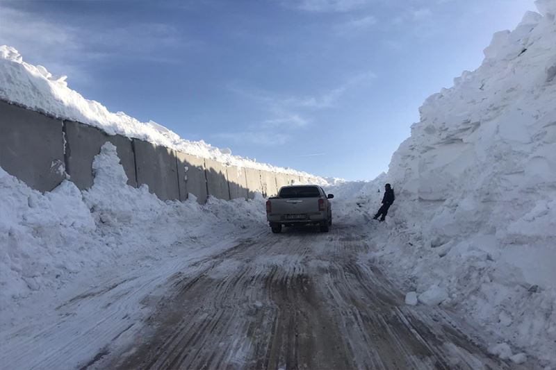 Sınır hattında kar temizleme çalışması tüm zorluklara rağmen sürüyor