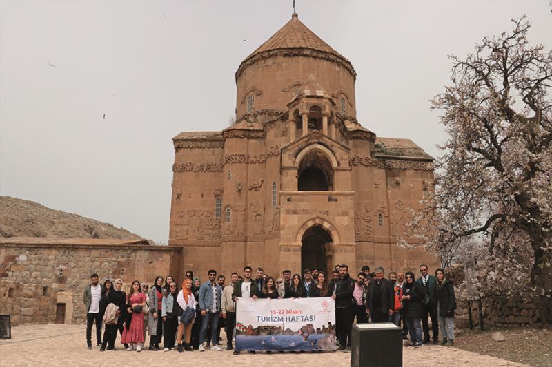 Üniversite öğrencileri ilk defa Akdamar Adası’nı gezdi