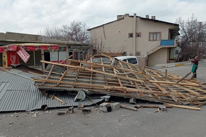Van’da kuvvetli rüzgar iş yerlerinin çatısını uçurdu