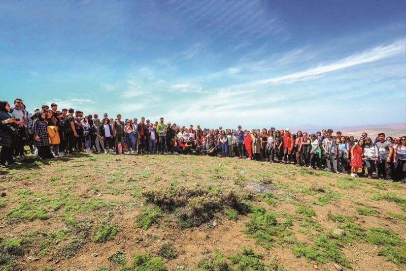 Doğaseverler 3 bin metrede halay çekip karda kaydı