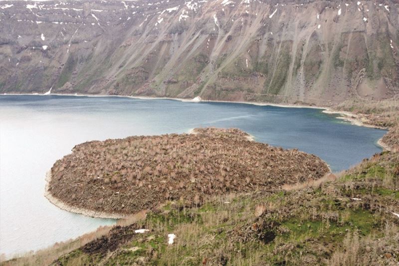 Nemrut Kalderasında geçen yıl yanan alanlar canlanmaya başladı