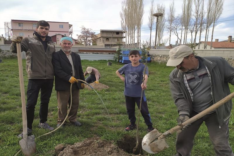 Özalplı gençler geleceğe nefes olmak için fidan dikti