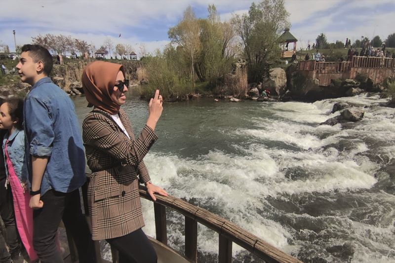 Uçan balıklar izleyenlere görsel şölen sunuyor