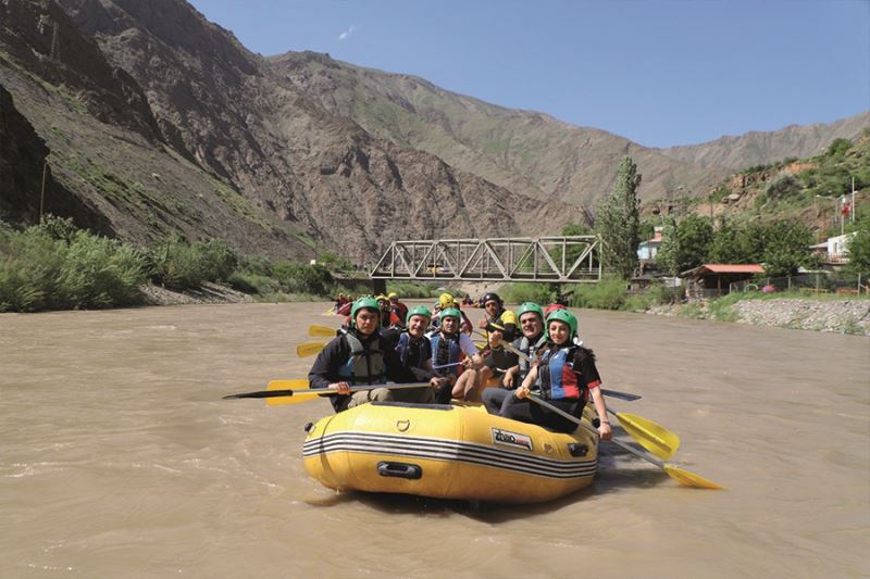 Vali Akbıyık Zap Suyu’nda rafting yaptı